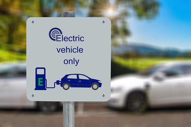FIN PROCHAINE DES VÉHICULES ESSENCE ET GAZOLE : POURQUOI ? ET COMMENT ALIMENTER LES MOTEURS ÉLECTRIQUES ? station de chargement électrique