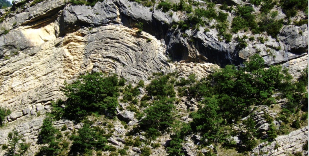 Pli géologique St Benoit en Diois